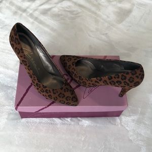 Ladies size 7.5M Caressa leather suede leopard print pump - made in Spain